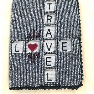 Mary Frances Wordplay Passhülle – LOVE TRAVEL Kreuzworträtsel Design | Handgemachte Reisebrieftasche Brandneu mit Tags