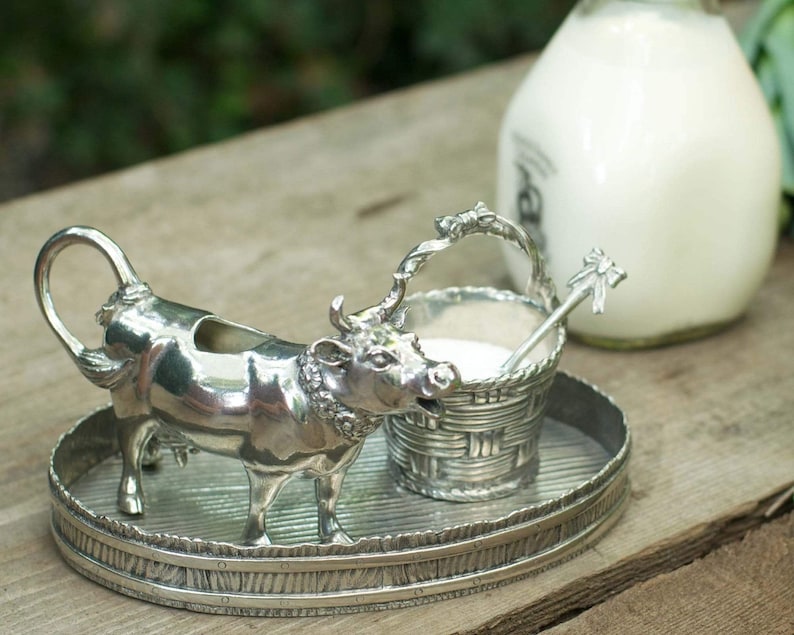 Brand New Vagabond House Pewter Mabel Cow Creamer Set