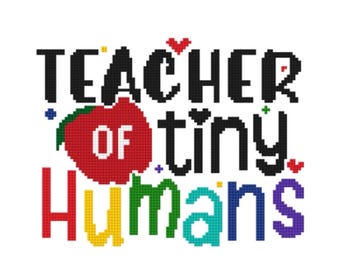 Op de afbeelding: Kruissteekontwerp op een witte achtergrond. De tekst luidt "TEACHER of tiny HUMANS" in zwart, rood, geel, groen, blauw en paars. In het midden staat een rode appel met een groen blad.