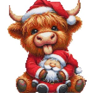 Puede incluir: Patrón de punto de cruz digital de una vaca de las Tierras Altas con gorro y traje de Papá Noel, abrazando a un muñeco de Papá Noel. La vaca tiene pelaje marrón, cuernos y una lengua rosa. El traje de Papá Noel es rojo con ribetes blancos.