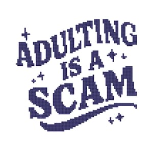 以下が含まれることがあります： 白い背景に、暗い青色のピクセル化された文字で「ADULTING IS A SCAM」というフレーズが書かれています。テキストは星のアクセントでレイヤー状に配置されています。全体的な美しさはクロスステッチを連想させます。