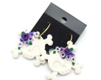 Pendientes de aro de calavera de arcilla polimérica con diseño floral morado