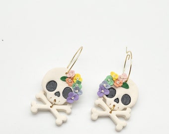 Pendientes de aro con calavera de arcilla polimérica: colgante floral arcoíris