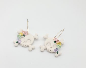 Pendientes de aro con calavera de arcilla polimérica: colgante floral arcoíris