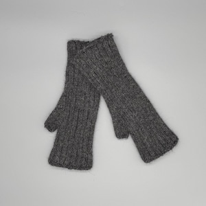 Könnte beinhalten: Ein Paar graue Fingerlose Handschuhe aus weichem, flauschigem Strickmaterial.