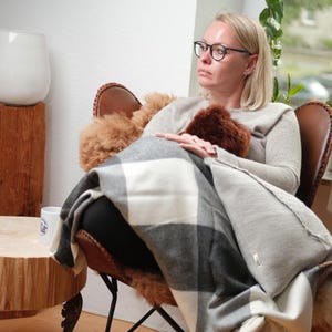 Alpaca Blanket – 100% Baby Alpaca Wool Throw, Soft and Warm Sofa Blanket, Luxury Sustainable Bedspread & Cozy Home Decor in Various Colors
