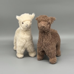 Handmade Real Alpaca Fur Plush Toy – Hypoallergenic Soft Cuddly Stuffed Animal for Kids & Adults – 22 cm Tall Alpaca Gift in Brown or White