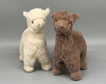 Handgefertigtes Alpaka Kuscheltier aus 100% Alpakawolle – Bio Alpaka Plüschtier in Braun oder Weiß (20 cm)