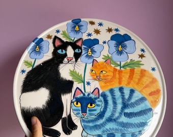 Hand-Painted Cake Stand with Three Cats & Pansy Flowers | Ceramic Pedestal Cake Plate with Gold Luster Stars (Ø 12.2 in, H 3.5 in)