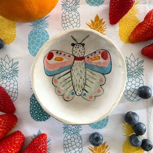 Ceramic sauce bowl with butterfly