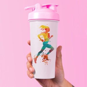 Pu&ograve; includere: Una bottiglia shaker bianca con un coperchio rosa e una silhouette colorata di un corridore sul lato. Il corridore &egrave; un design in stile acquerello con schizzi di colore.