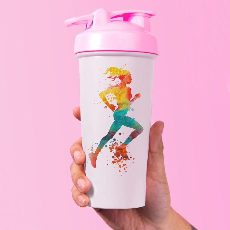 Pu&ograve; includere: Una bottiglia shaker bianca con un coperchio rosa e una silhouette colorata di un corridore sul lato. Il corridore &egrave; un design in stile acquerello con schizzi di colore.