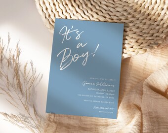 Könnte beinhalten: Eine blaue Babyparty-Einladung mit silbernen Folienbuchstaben, auf der "It's a Boy!" steht. Die Einladung enthält das Datum, die Uhrzeit und den Ort der Veranstaltung sowie eine Website für die Baby-Geschenkregistrierung.