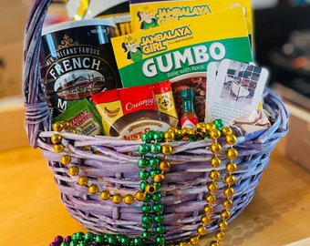 Luxury New Orleans Gift Basket – Beignets & Coffee Candle + Authentic NOLA Treats, Curated Louisiana Experience Gift Box