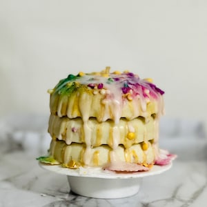 MINI KING CAKE Scented Candle w/Baby Mardi Gras Beads Louisiana Gift Box Mardi Gras Themed Candle New Orleans Home Decor Nola Centerpiece