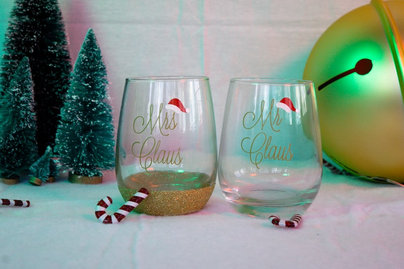Mr and Mrs Claus Christmas Glitter Wine Glass image 1