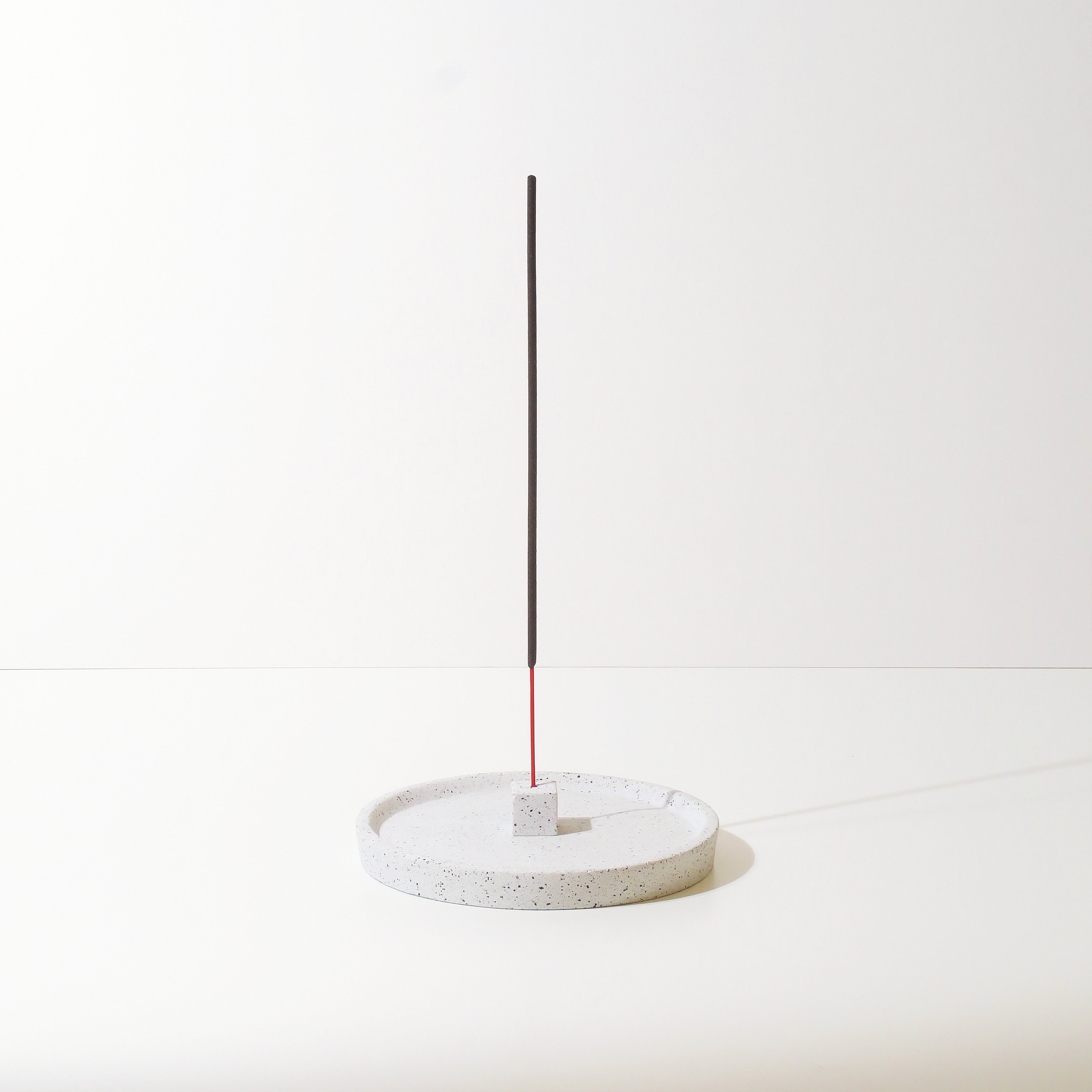 Support d'encens en Terrazzo Rond Blanc avec Cube Brûleur Vertical de Bâton Capteur Cendres Nordique