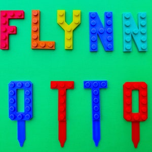 Adorno para tarta de cumpleaños personalizable inspirado en ladrillos / Letras y números reutilizables para tartas / Decoración divertida para fiestas infantiles / Decoración para tartas con bloques de construcción