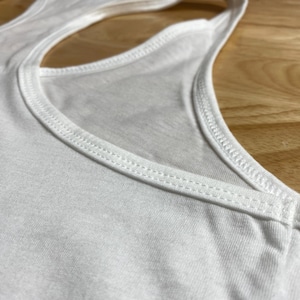 Op de afbeelding: Wit tanktop met racerback-stijl en een dubbele gestikte halslijn.