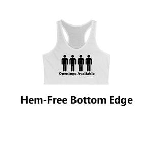 Op de afbeelding: Witte crop top met een zwarte afbeelding van vier stokfiguren en de tekst "Openings Available". De onderkant van de crop top is zonder zoom.
