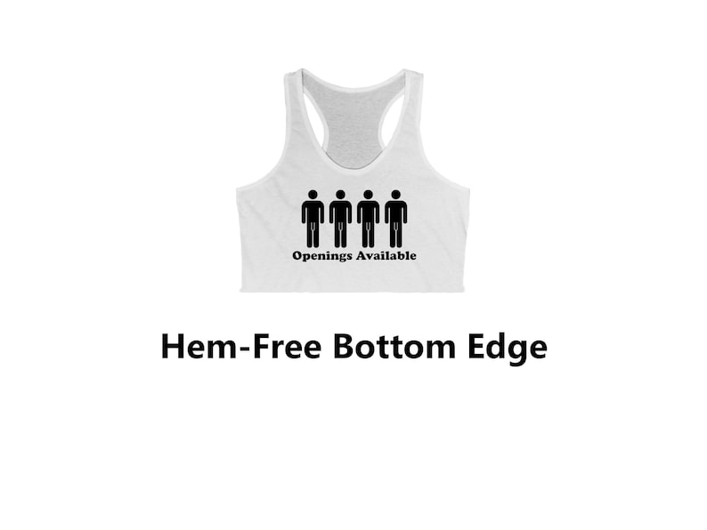 Op de afbeelding: Witte crop top met een zwarte afbeelding van vier stokfiguren en de tekst "Openings Available". De onderkant van de crop top is zonder zoom.