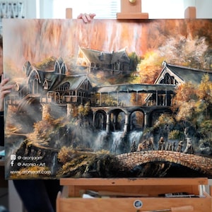 Op de afbeelding: Een groot rechthoekig olieverfschilderij met een fantasielandschap met complexe stenen gebouwen, een brug met meerdere bogen en een waterval. Een groep kleine figuren loopt over een stenen brug. Tekst luidt @aronjaart.