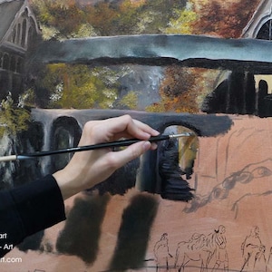 Op de afbeelding: Een olieverfschilderij in wording met een stenen brug en architecturale structuren in donkergrijze, bruine en aardse tinten. Een dun penseel wordt tegen het doek gehouden, dat onderaan een schets van figuren en social media tekst bevat.