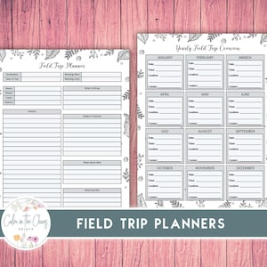 Pu&ograve; includere: Due pagine di pianificatori di gite scolastiche. La pagina di sinistra &egrave; un pianificatore dettagliato con sezioni per la destinazione, l'itinerario e cosa portare. La pagina di destra &egrave; una panoramica annuale con sezioni mensili. Il testo "Field Trip Planners" &egrave; in basso.