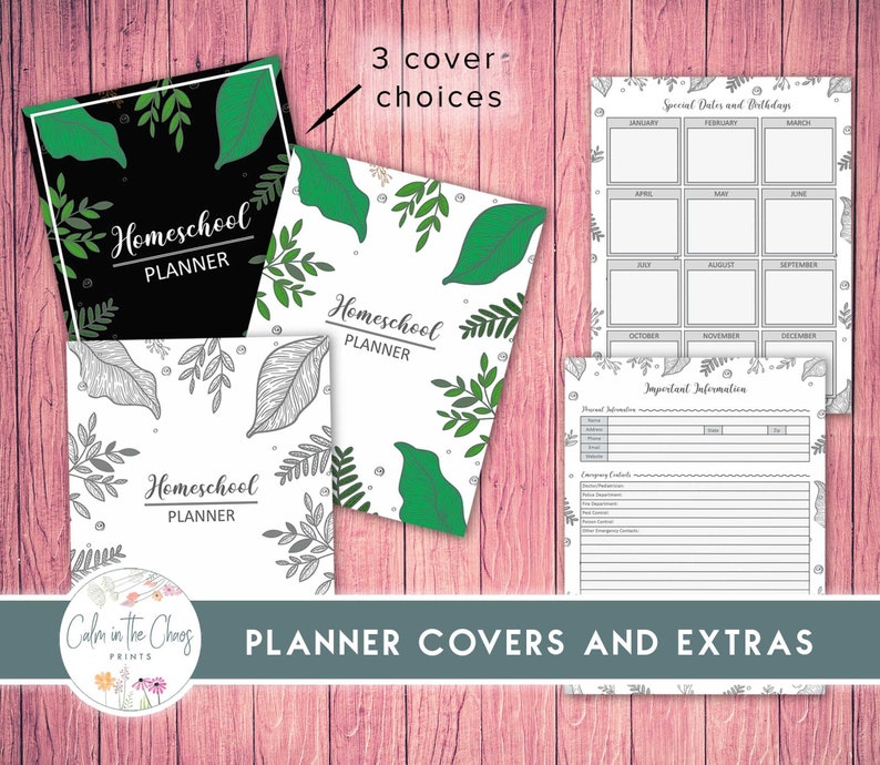 Pu&ograve; includere: Planner per la scuola a casa con tre scelte di copertina: nero, bianco e una copertina bianca con foglie verdi. Il planner include pagine per date speciali, compleanni e informazioni importanti. Il testo "Homeschool Planner" &egrave; visualizzato sulle copertine.