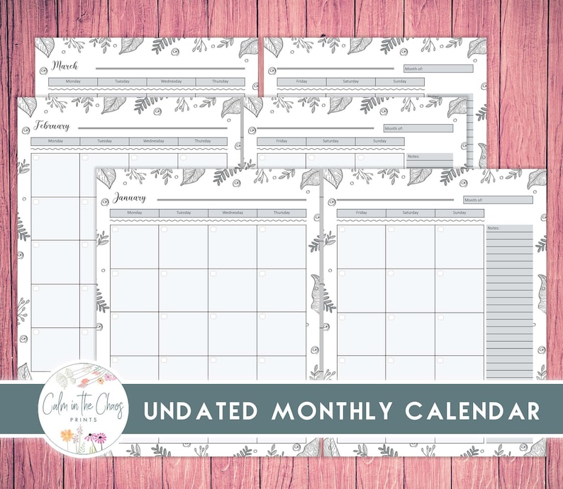 Pu&ograve; includere: Un calendario mensile non datato con un design floreale. Le pagine del calendario sono bianche con testo e illustrazioni grigie. I mesi di gennaio, febbraio e marzo sono visibili. &Egrave; visibile anche il testo "Calm in the Chaos Prints" e "Undated Monthly Calendar".