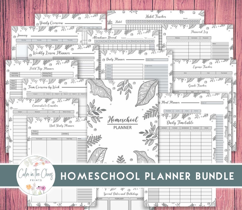 Pu&ograve; includere: Una raccolta di pagine di pianificatore scolastico a casa in bianco e nero con illustrazioni floreali e di foglie. Le pagine includono sezioni per la panoramica annuale, le lezioni settimanali, la pianificazione giornaliera e il monitoraggio delle abitudini. Il testo "Homeschool Planner Bundle" &egrave; visualizzato.