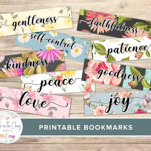 Könnte beinhalten: Eine Sammlung von druckbaren Lesezeichen mit floralen Designs und inspirierenden Wörtern wie "Sanftmut", "Treue" und "Freude". Jedes Lesezeichen zeigt ein einzigartiges Blumenmuster in verschiedenen Farben, darunter Rosa, Gelb und Blau. Die Wörter sind in eleganter Schreibschrift geschrieben.