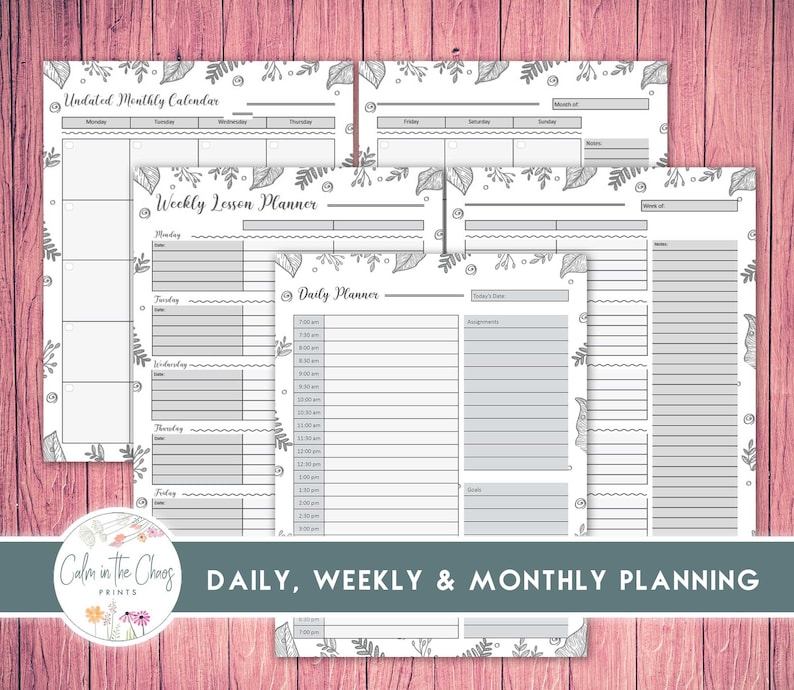 Pu&ograve; includere: Una raccolta di pagine di pianificazione mensili, settimanali e giornaliere non datate. Le pagine sono bianche con un design floreale grigio e includono sezioni per note, compiti e pianificazione. Il testo "DAILY, WEEKLY & MONTHLY PLANNING" &egrave; visibile.