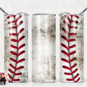 Pu&ograve; includere: Tre bicchieri in acciaio inossidabile con un design a punto di baseball bianco e rosso. I bicchieri hanno un aspetto usurato e vintage.
