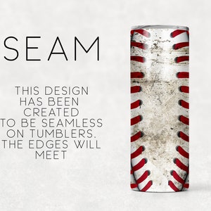 Pu&ograve; includere: Un bicchiere bianco con un design a tema baseball. Il design presenta cuciture rosse e uno sfondo bianco usurato. Il testo "SEAM" &egrave; scritto in nero nella parte superiore dell'immagine. Il testo "THIS DESIGN HAS BEEN CREATED TO BE SEAMLESS ON TUMBLERS. THE EDGES WILL MEET" &egrave; scritto in nero sotto l'immagine del bicchiere.