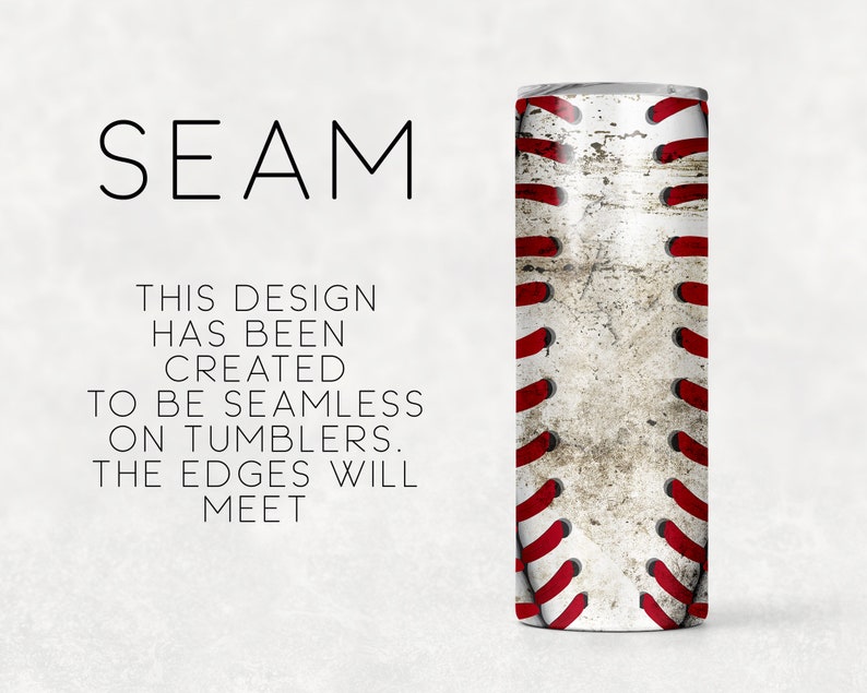 Pu&ograve; includere: Un bicchiere bianco con un design a tema baseball. Il design presenta cuciture rosse e uno sfondo bianco usurato. Il testo "SEAM" &egrave; scritto in nero nella parte superiore dell'immagine. Il testo "THIS DESIGN HAS BEEN CREATED TO BE SEAMLESS ON TUMBLERS. THE EDGES WILL MEET" &egrave; scritto in nero sotto l'immagine del bicchiere.