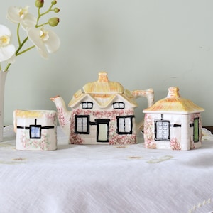 Zestaw ceramiczny Vintage Price Kensington Elizabethan Ware "Ye Old Cottage" składający się z czajniczka, dzbanka i cukierniczki (3 sztuki) Wyprodukowano w Anglii nr 2402094