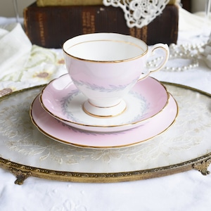 Hübsches Vintage Toskanisches Baby Rosa &quot;Mayfair&quot; Feine Bone China Teetasse, Unterteller und Beistellteller Trio Set, Made in England #2101151