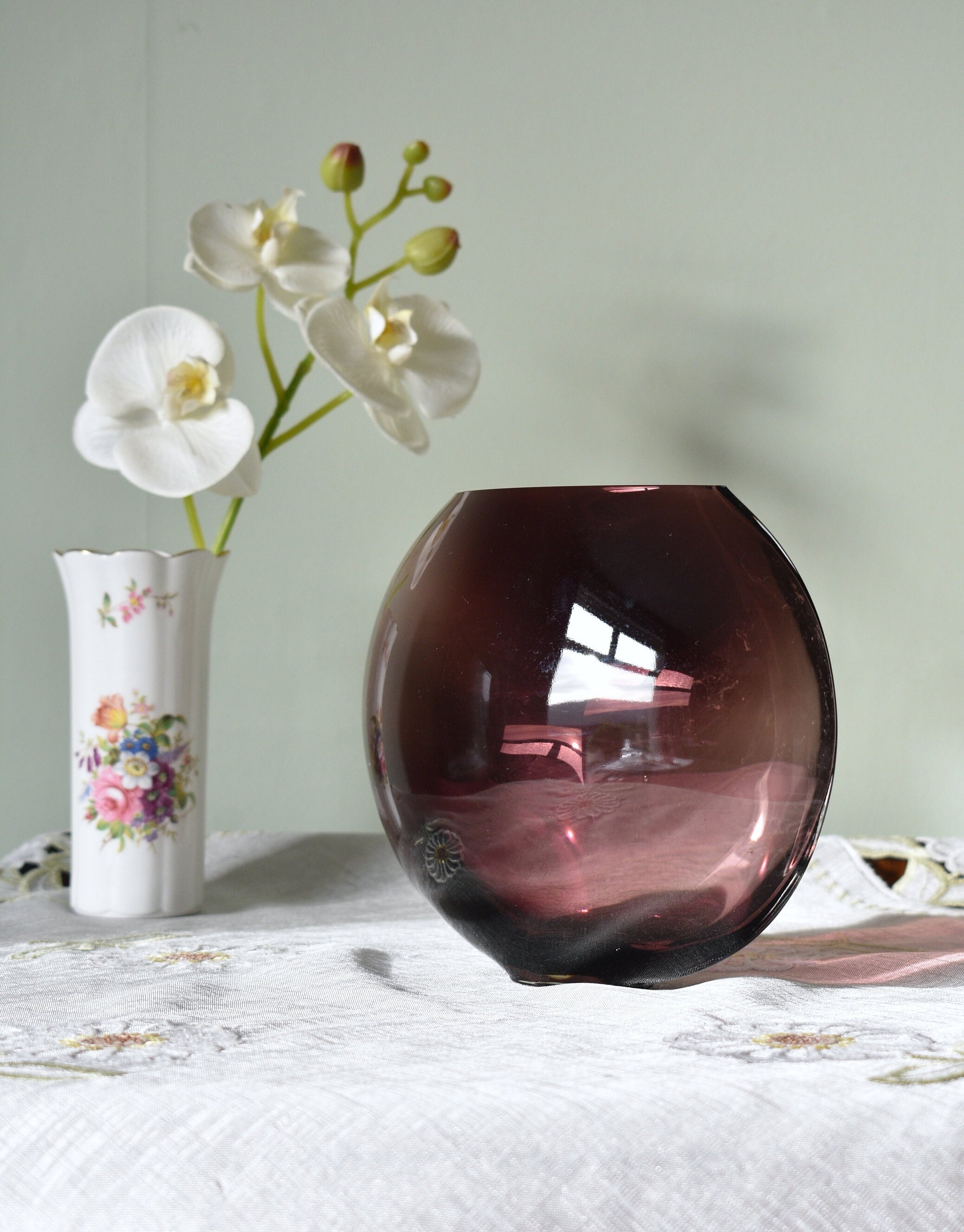 ヴィンテージアメジストのユニークな丸い形のガラス花瓶、アートガラス