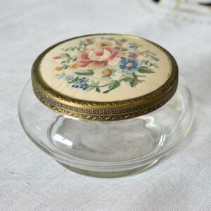 vintage Embroid Floral Bibelot en verre clair, dressing Boîte à vanité,Boîte à bijoux,Boîte à poudre,vintage,Ornement,Made in England #2209164