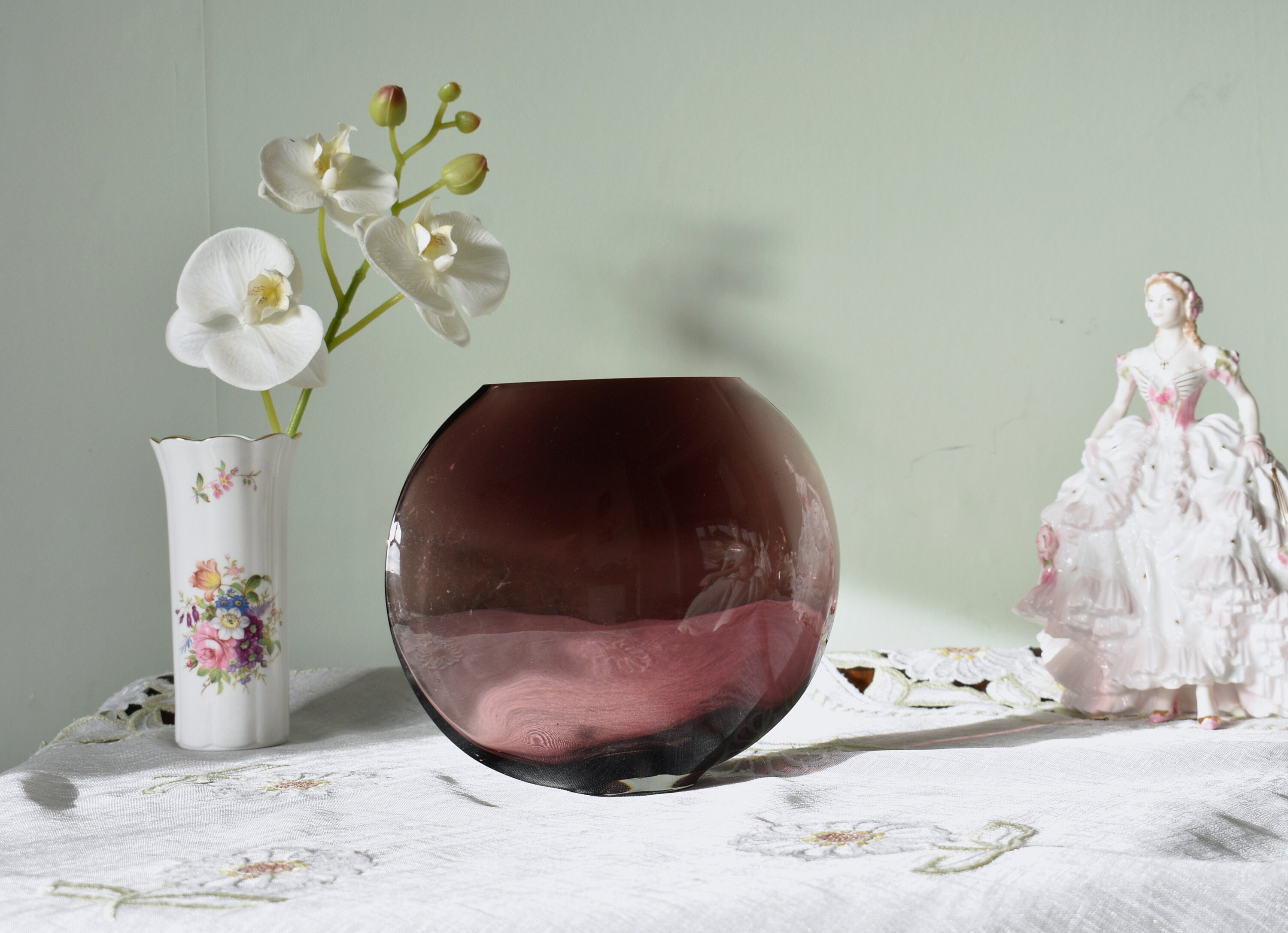 ヴィンテージアメジストのユニークな丸い形のガラス花瓶、アートガラス