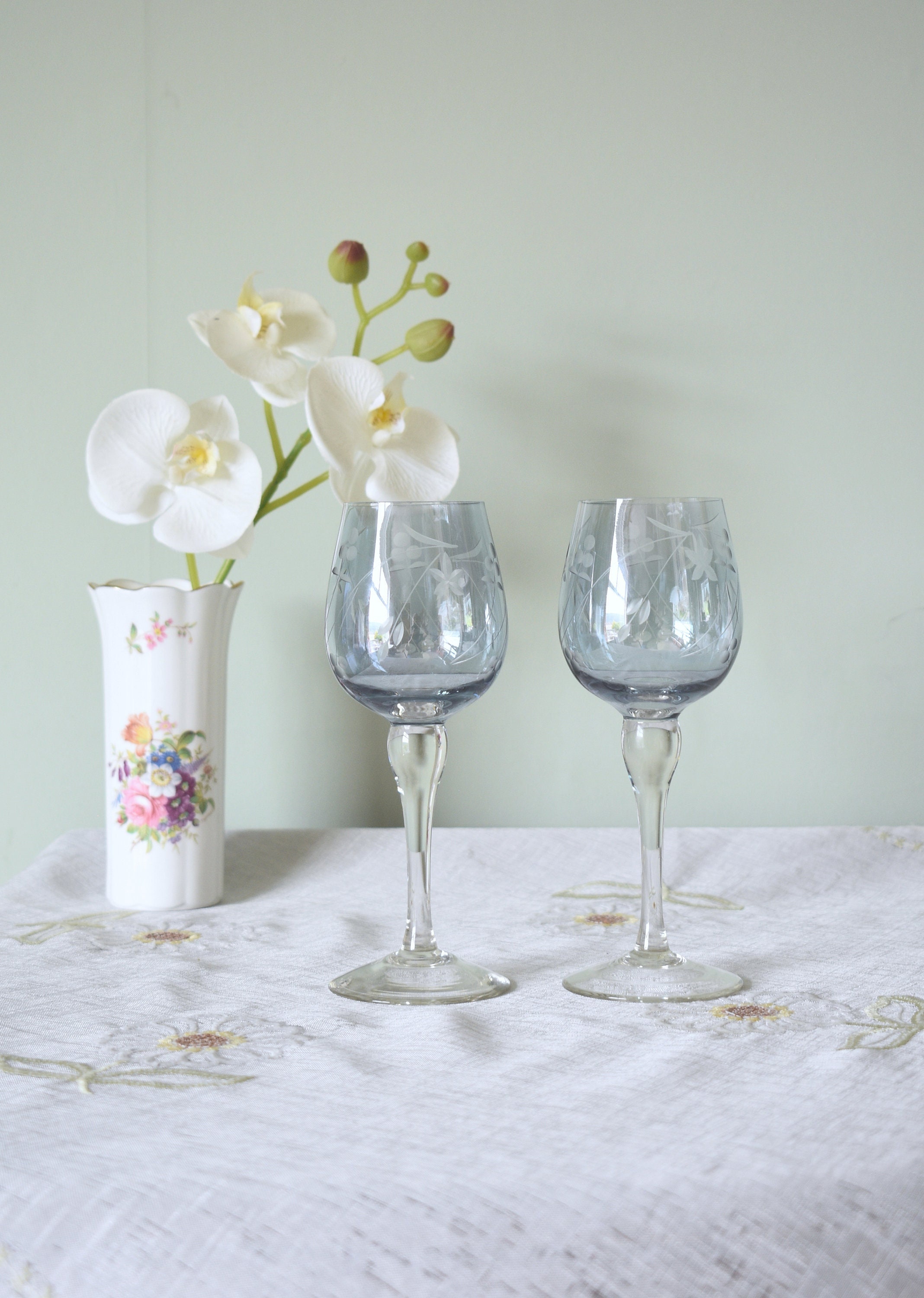 ヴィンテージ 外国の花柄エッチング ブルー ステム ワイングラス ヴィンテージ 外国の花柄エッチング ブルー ステム ワイングラス