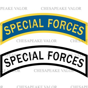 Op de afbeelding: Twee versies van een militair patch met de tekst "SPECIAL FORCES" in een gebogen, gewelfde vorm. De bovenste patch is blauw met een gele omtrek. De onderste patch is zwart met een witte omtrek.
