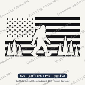 Puede incluir: Un gráfico digital en blanco y negro que muestra la silueta de Bigfoot caminando a través de un bosque de pinos, superpuesto sobre un diseño de bandera estadounidense estilizada. Debajo, el texto dice SVG | DXF | EPS | PNG | PDF | AI.