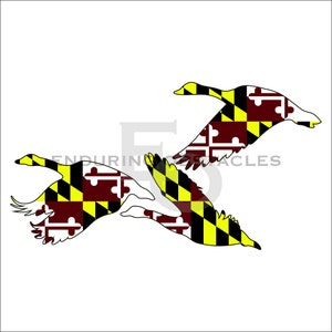 Może przedstawiać: Trzy gęsi lecące w formacji, każda z wzorem flagi stanu Maryland w kolorze żółtym, czarnym i czerwonym.