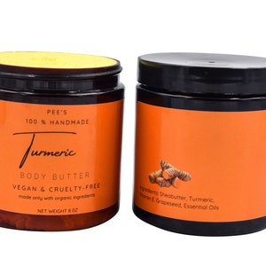 Op de afbeelding: Een 8 ounce pot met kurkuma body butter. De pot is oranje en zwart met de tekst "PEE'S 100% HANDMADE Turmeric BODY BUTTER VEGAN & CRUELTY-FREE made only with organic ingredients NET WEIGHT 8 OZ" op de voorkant. De ingrediënten staan op de achterkant van de pot: "Ingrediënten: Sheabutter, Kurkuma, Vitamine E. Druivenpitolie. Essentiële oliën"