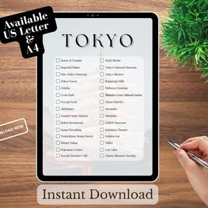 Puede incluir: Una lista de verificación digital de atracciones de Tokio en una tableta. La palabra "TOKYO" está en la parte superior, con una lista de lugares para visitar. La imagen incluye el texto "Available US Letter & A4" y "Instant Download". Una mano sostiene un bolígrafo.