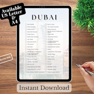 Puede incluir: Una lista de verificación digital titulada "DUBAI" en una tableta, con atracciones de Dubái. La tableta está sobre una superficie de madera, con el texto "Available US Letter & A4" y "Instant Download". Una mano sostiene un bolígrafo.