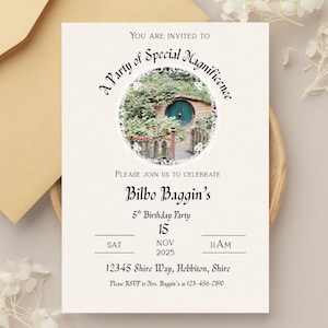 Puede incluir: Invitación color crema con texto: "A Party of Special Magnificence". Presenta una imagen circular de un agujero hobbit. La invitación es para la fiesta del 5º cumpleaños de Bilbo Baggins, con detalles de fecha y hora.