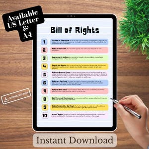 Puede incluir: Una descarga digital de la Declaración de Derechos que se muestra en una tableta. El documento enumera las diez primeras enmiendas a la Constitución de los Estados Unidos. La tableta está sostenida por una mano con un bolígrafo. Incluye el texto "Available US Letter & A4" y "Instant Download."